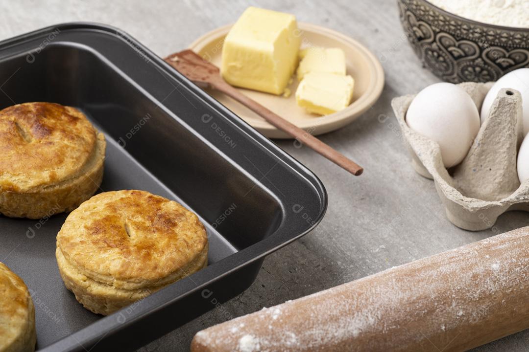 Tortas caseiras em uma assadeira com ingredientes