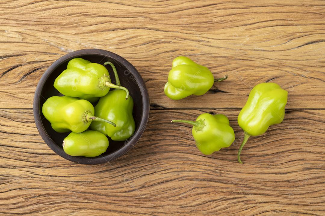 Pimenta cambuci verde, ingrediente da culinária brasileira, em uma tigela ov
