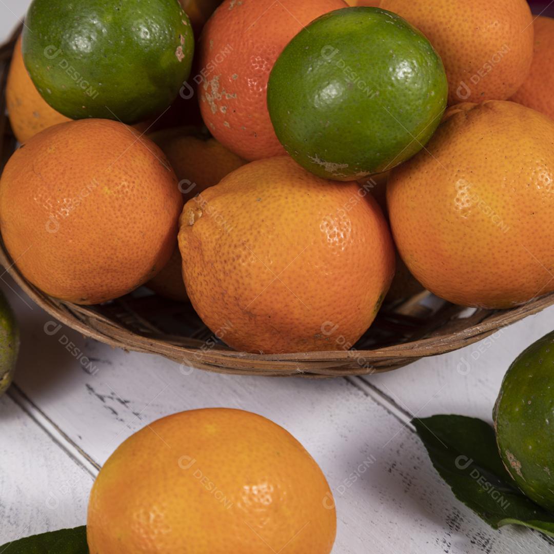 Limao verde e maduro em cesta