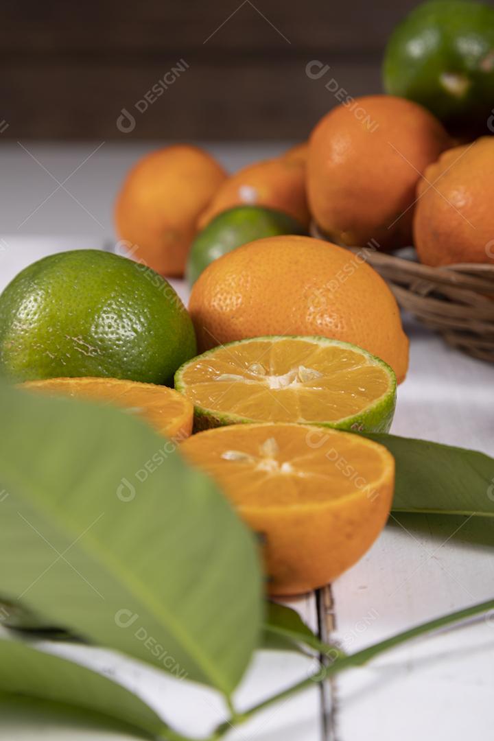 Limao verde e maduro cortada ao meio