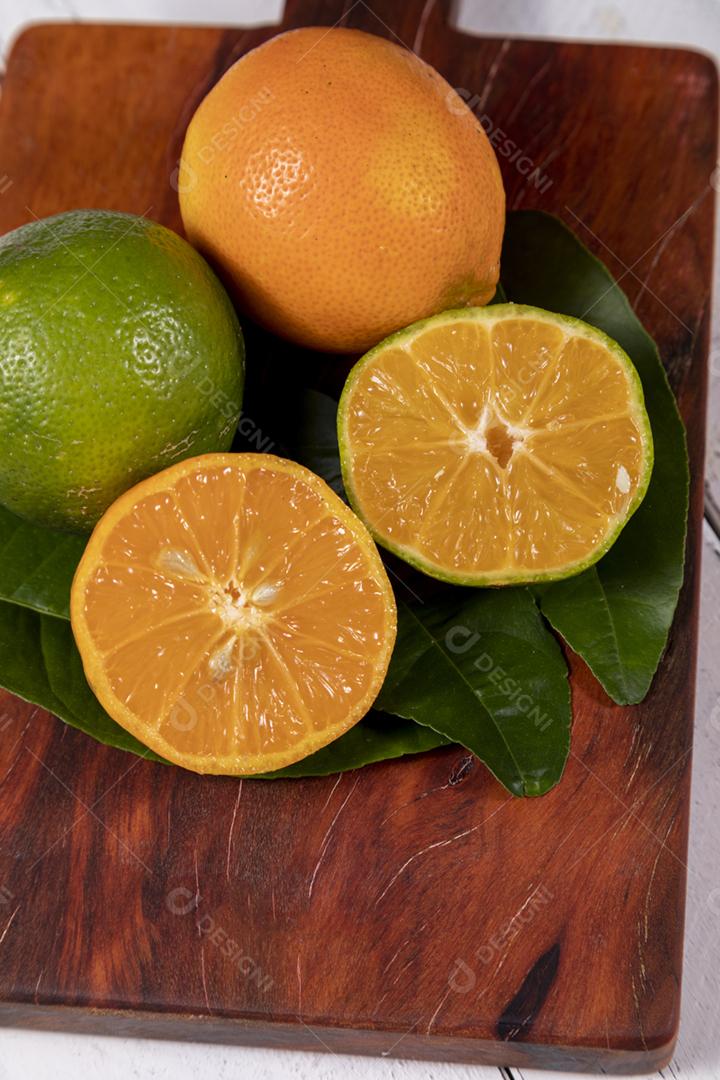 Limao verde cortada ao meio