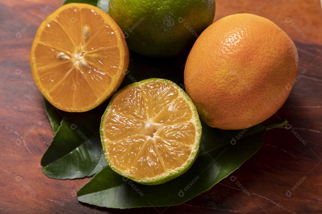 Limao verde cortada ao meio