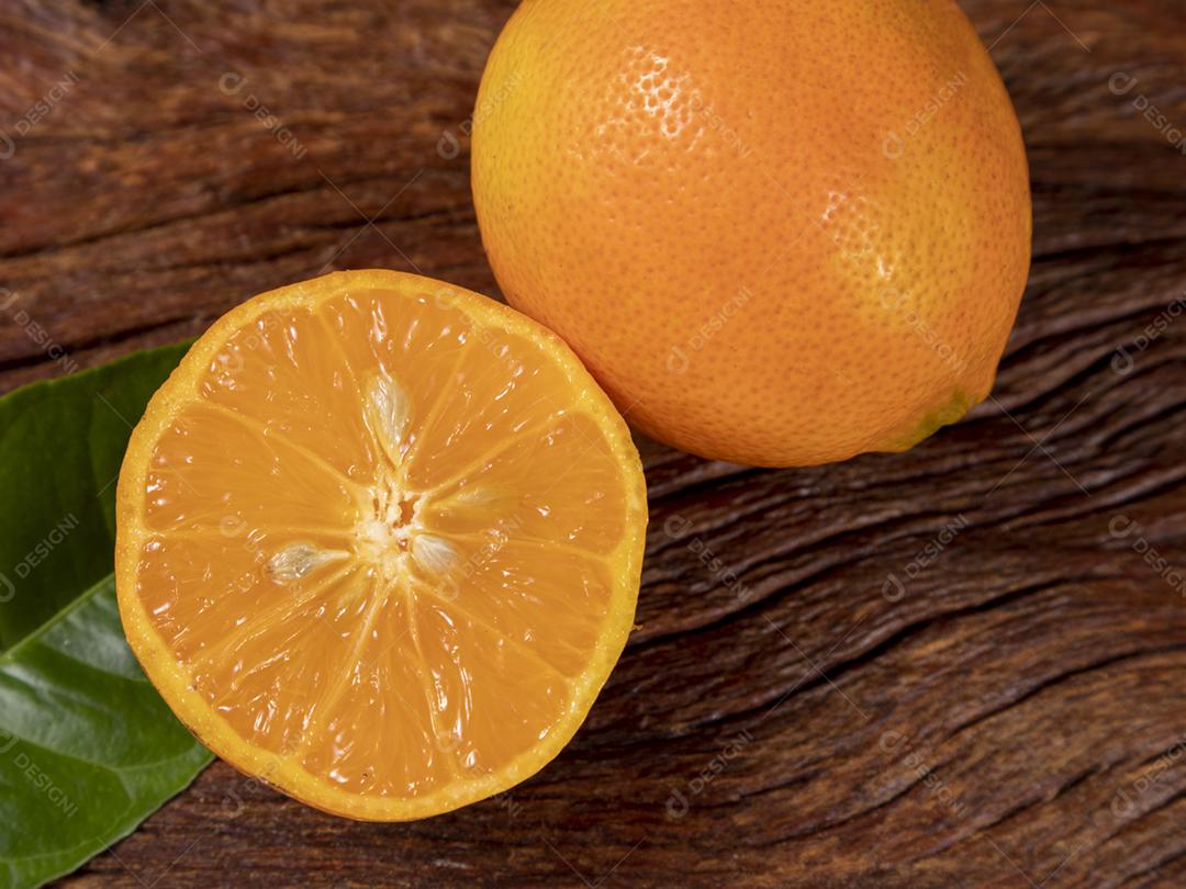 Limao maduro cortada ao meio