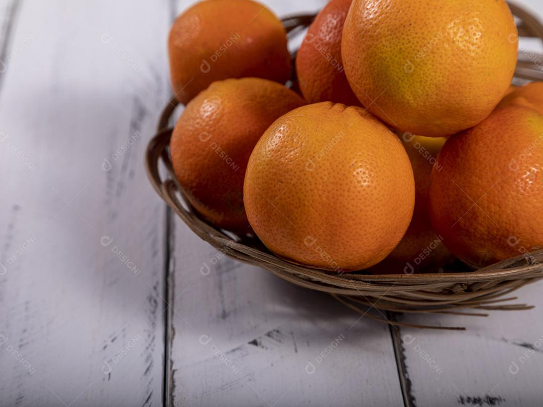Limao maduro em uma cesta