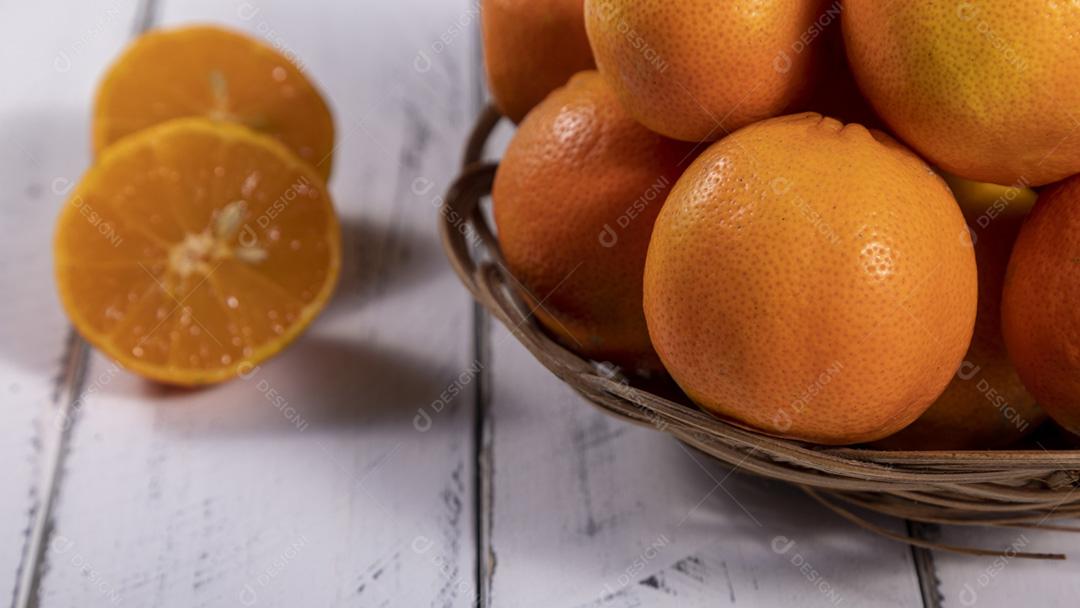 Limao maduro em uma cesta