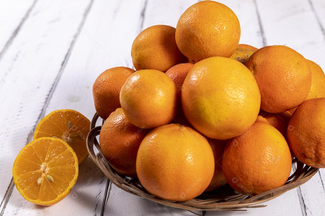 Limao maduro em uma cesta