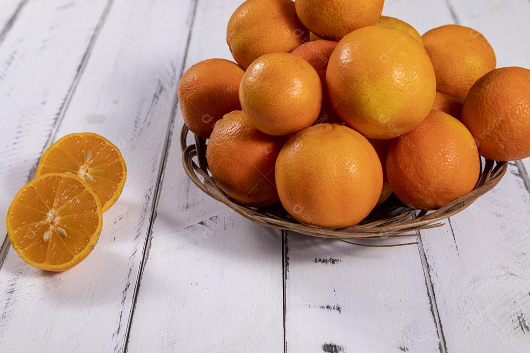 Limao maduro em uma cesta