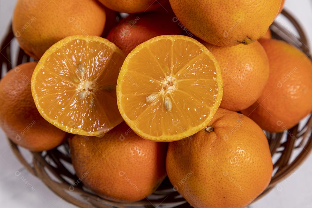 Limao maduro em uma cesta