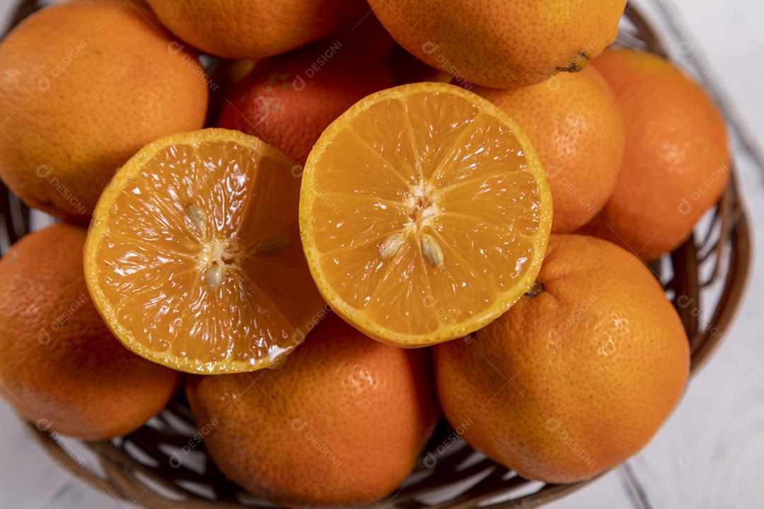 Limao maduro em uma cesta