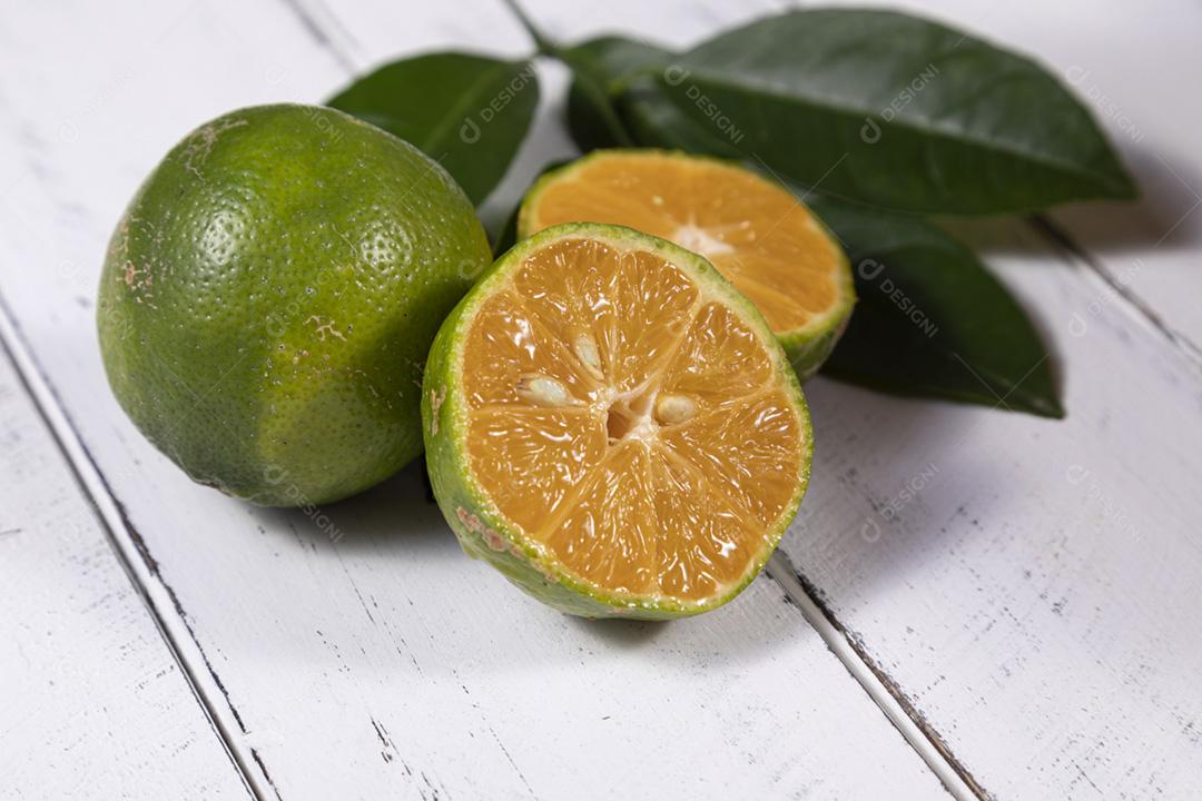 Limao verde cortada ao meio