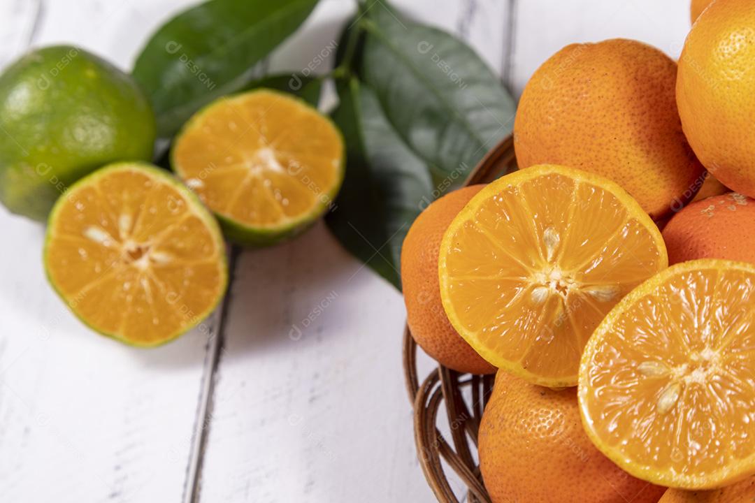 Limao verde cortada ao meio