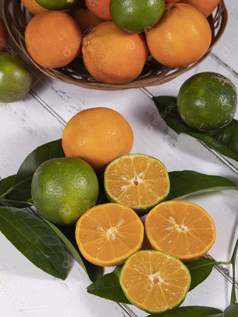 Limao verde cortada ao meio