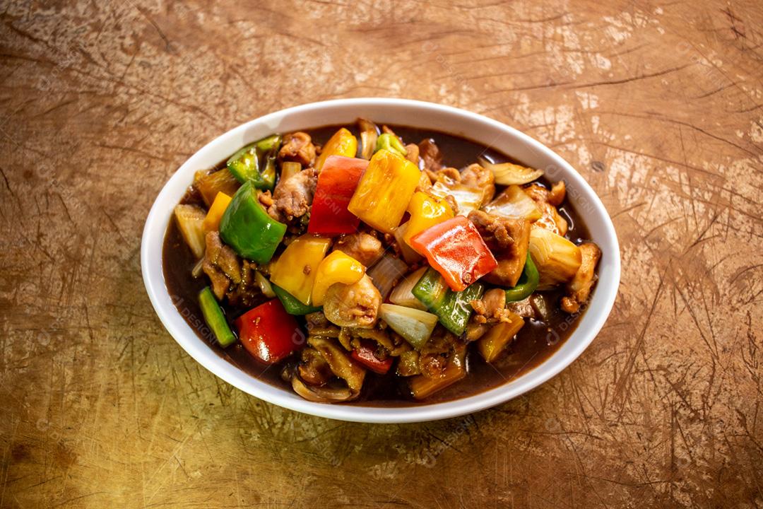 Comida brasileira tofu defumado ao molho madeira
