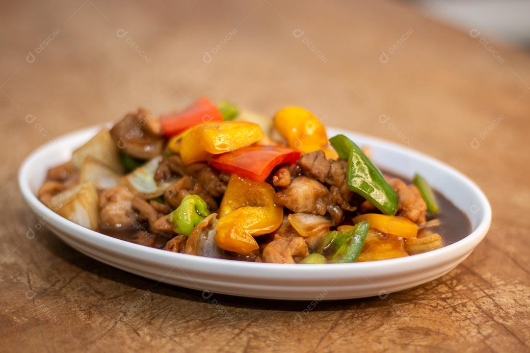 Comida brasileira tofu defumado ao molho madeira