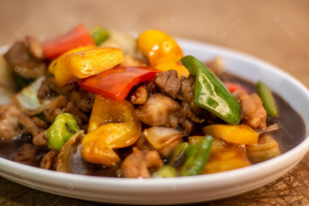 Comida brasileira tofu defumado ao molho madeira