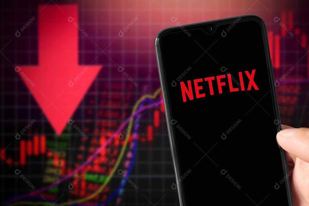 Netflix rodando em Smartphone com fundo mostrando assinantes caindo