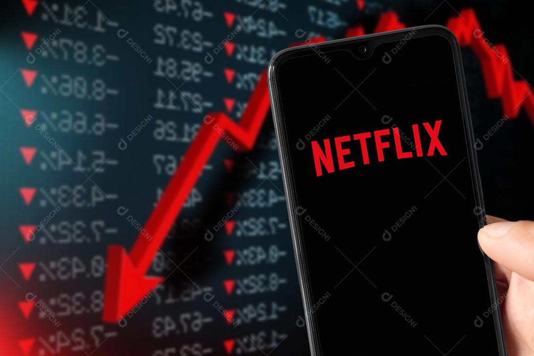 Netflix rodando em Smartphone com fundo mostrando assinantes caindo