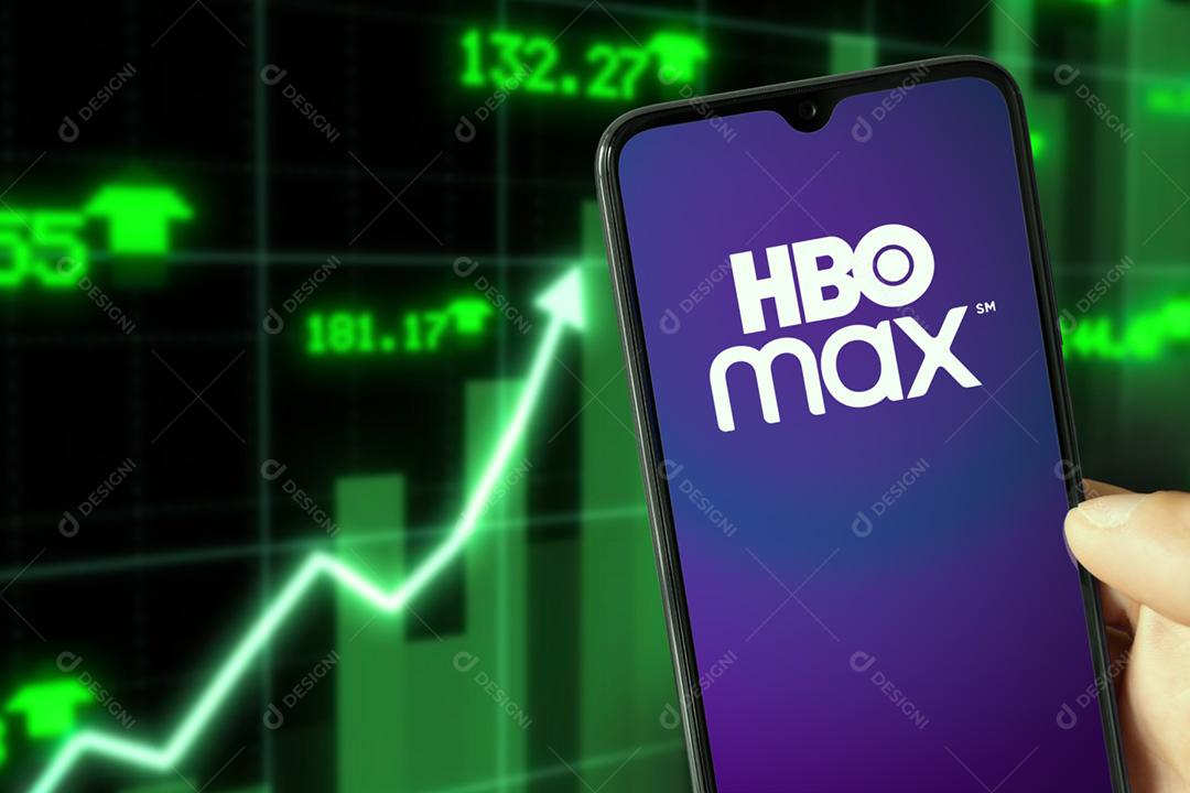 HBO Max rodando em Smartphone com plano de fundo mostrando aumento de assinantes