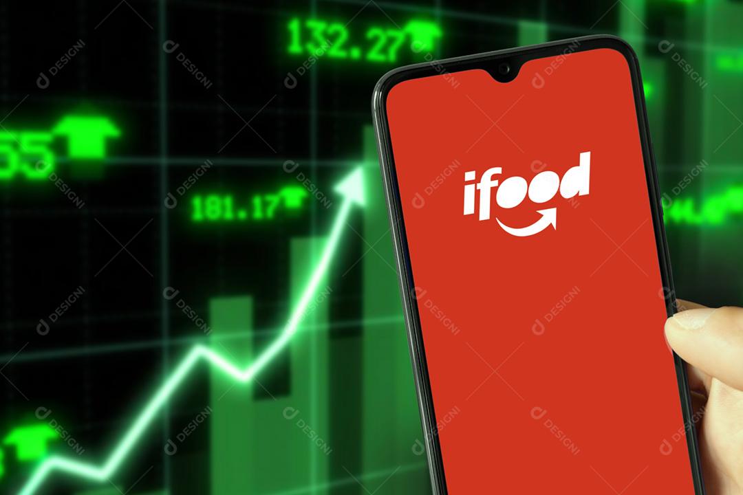 Ifood rodando em Smartphone com fundo mostrando valor de aumento