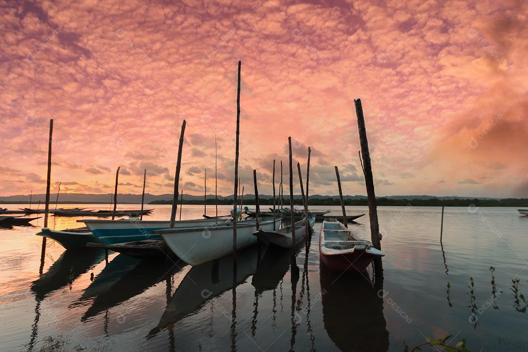 Barcos atracados no rio no final da tarde em Santiago do Iguaçu, na Bahia.