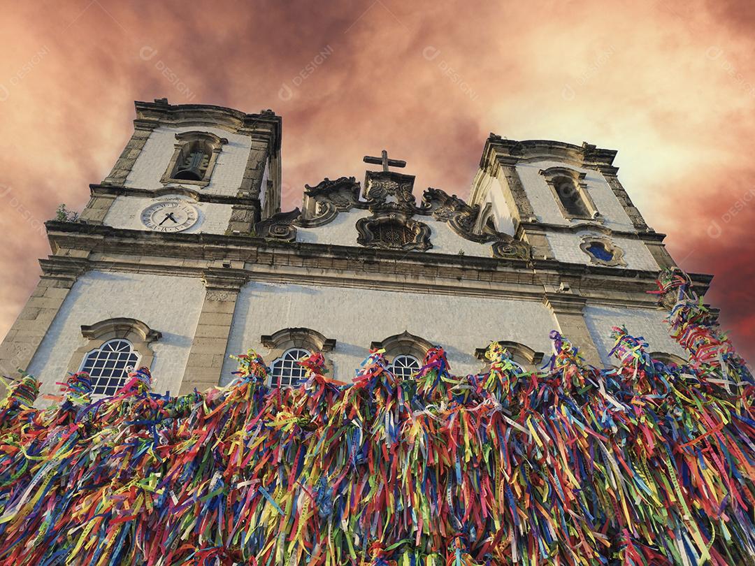 Fachada da Igreja do Bonfim com fitas coloridas na grade