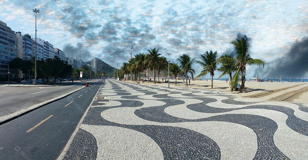 Calçadão da Praia de Copacabana Rio de Janeiro com palmeiras e céu azul.