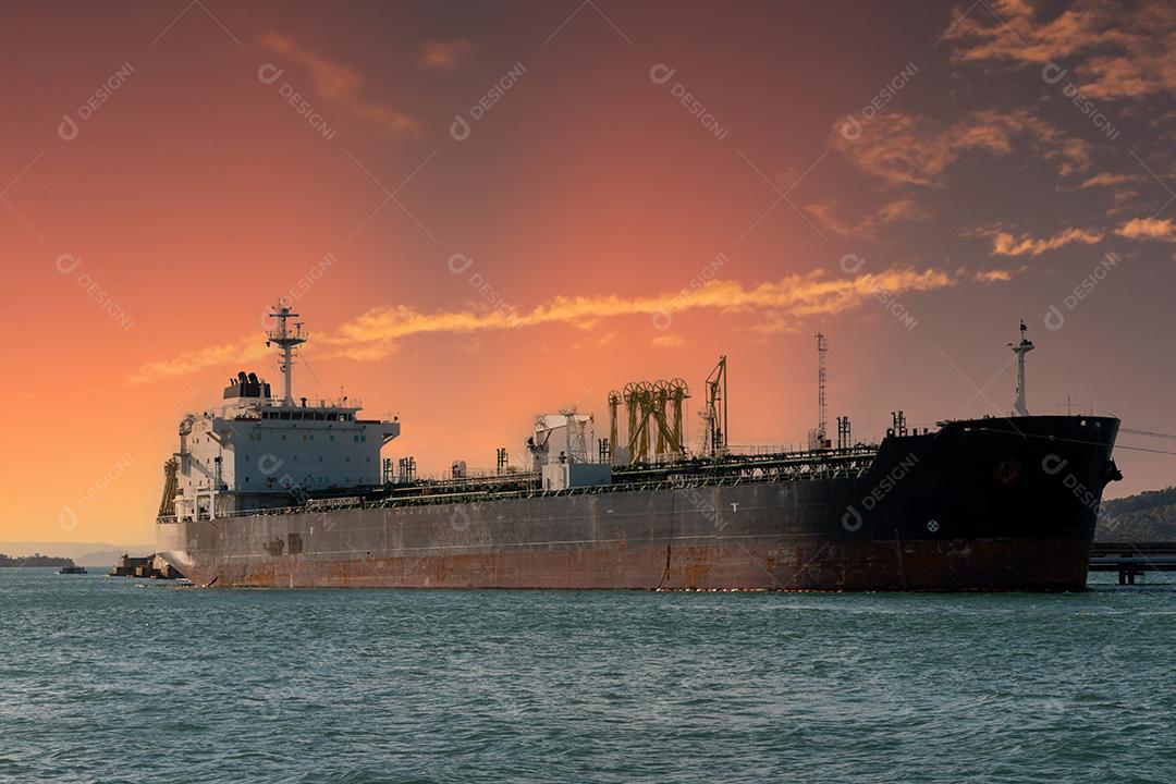 Navio petroleiro ancorado no porto.