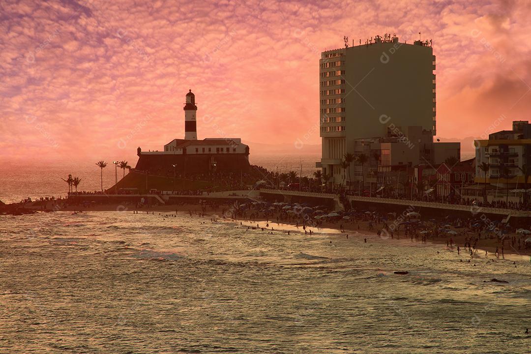 Vista do pôr do sol no bar da praia com o Farol da Barra ao fundo