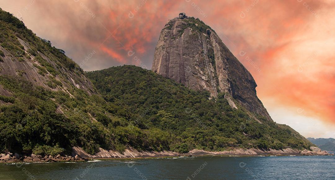 Pedra do Pão de Açúcar vista da Praia Vermelha na Urca. Rio de Janeiro, Brasil.