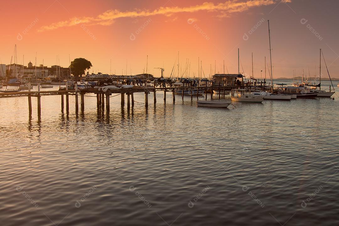 Pôr do sol com veleiros ancorados na beira da Ribeira, em Salvador Bahia Brasil.