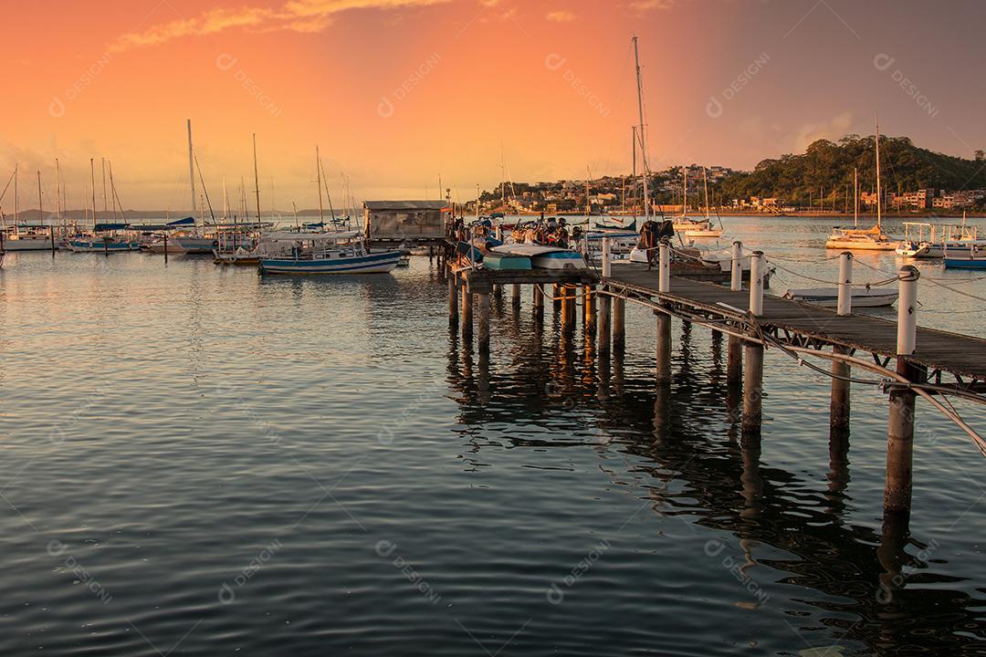 Pôr do sol com veleiros ancorados na beira da Ribeira, em Salvador Bahia Brasil.