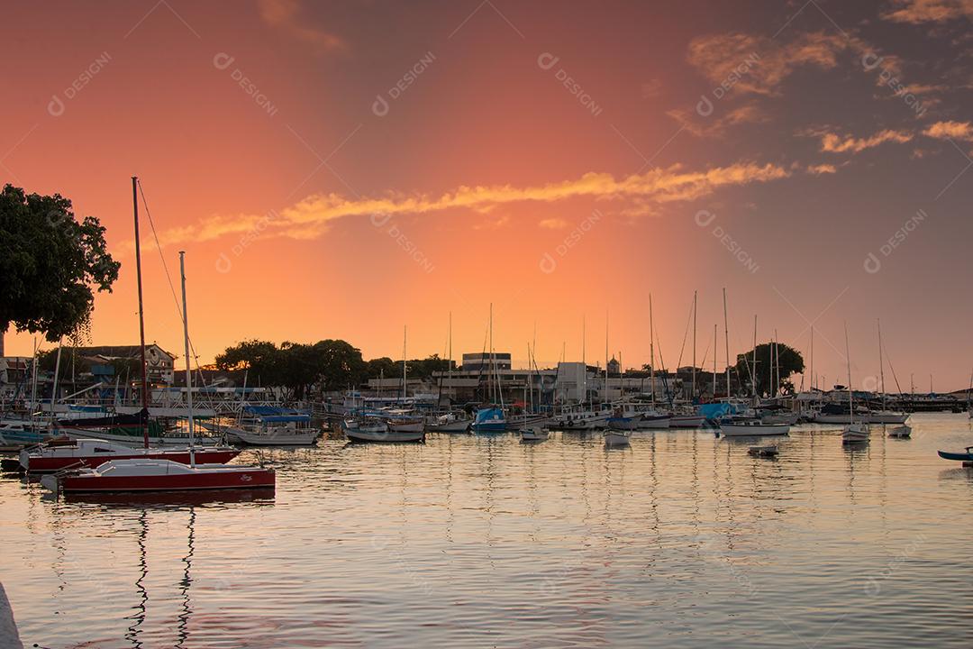 Pôr do sol com veleiros ancorados na beira da Ribeira, em Salvador Bahia Brasil.