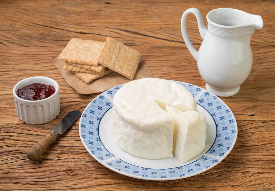 Queijo branco fresco artesanal de Minas Gerais, Brasil com geleia e torradas.