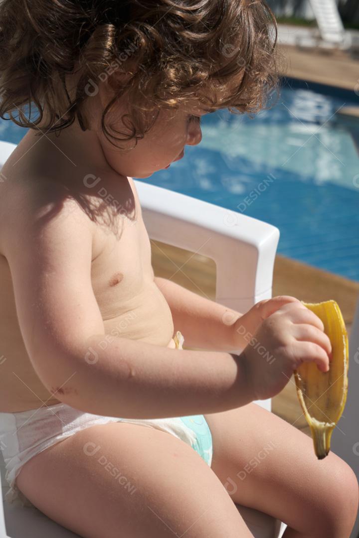 Menina brincando na piscina em um dia ensolarado