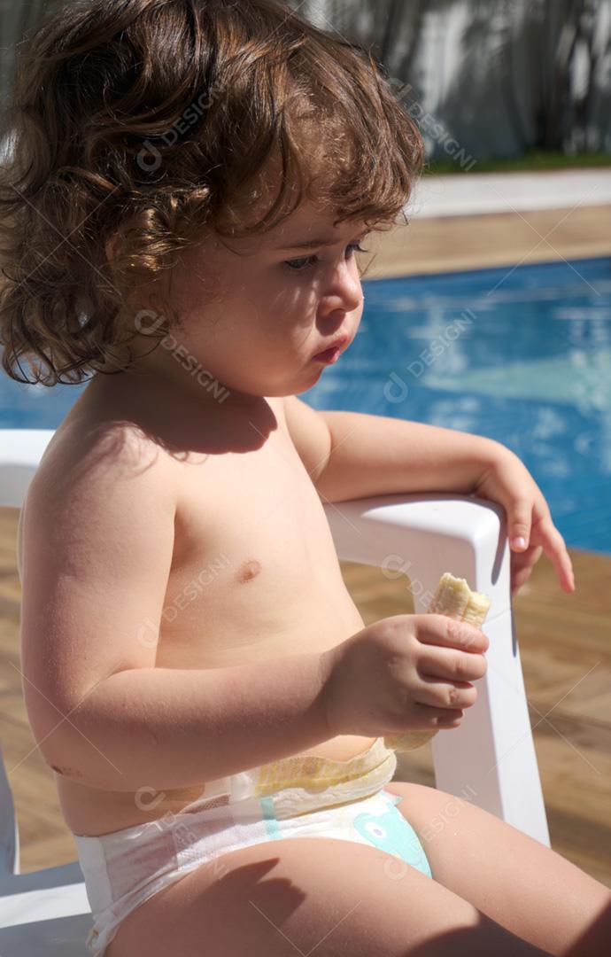 Menina brincando na piscina em um dia ensolarado