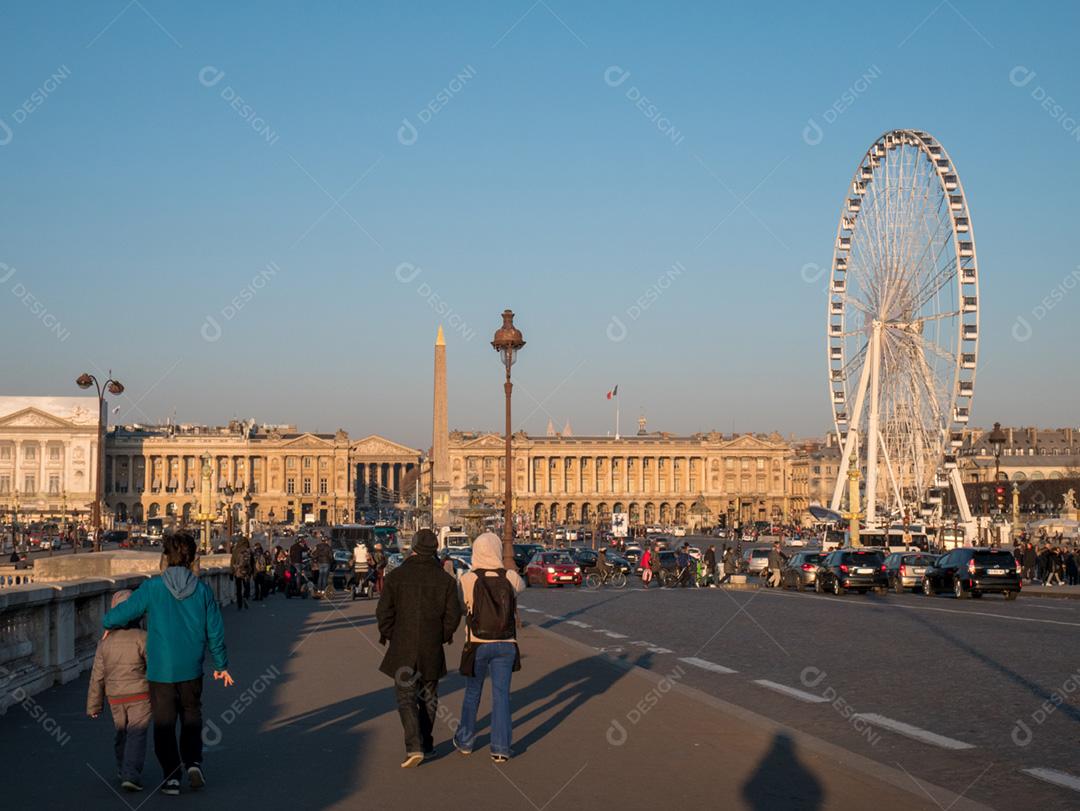 Paris, França - 4 de dezembro de 2016: Vista da família andando nas ruas de Paris..