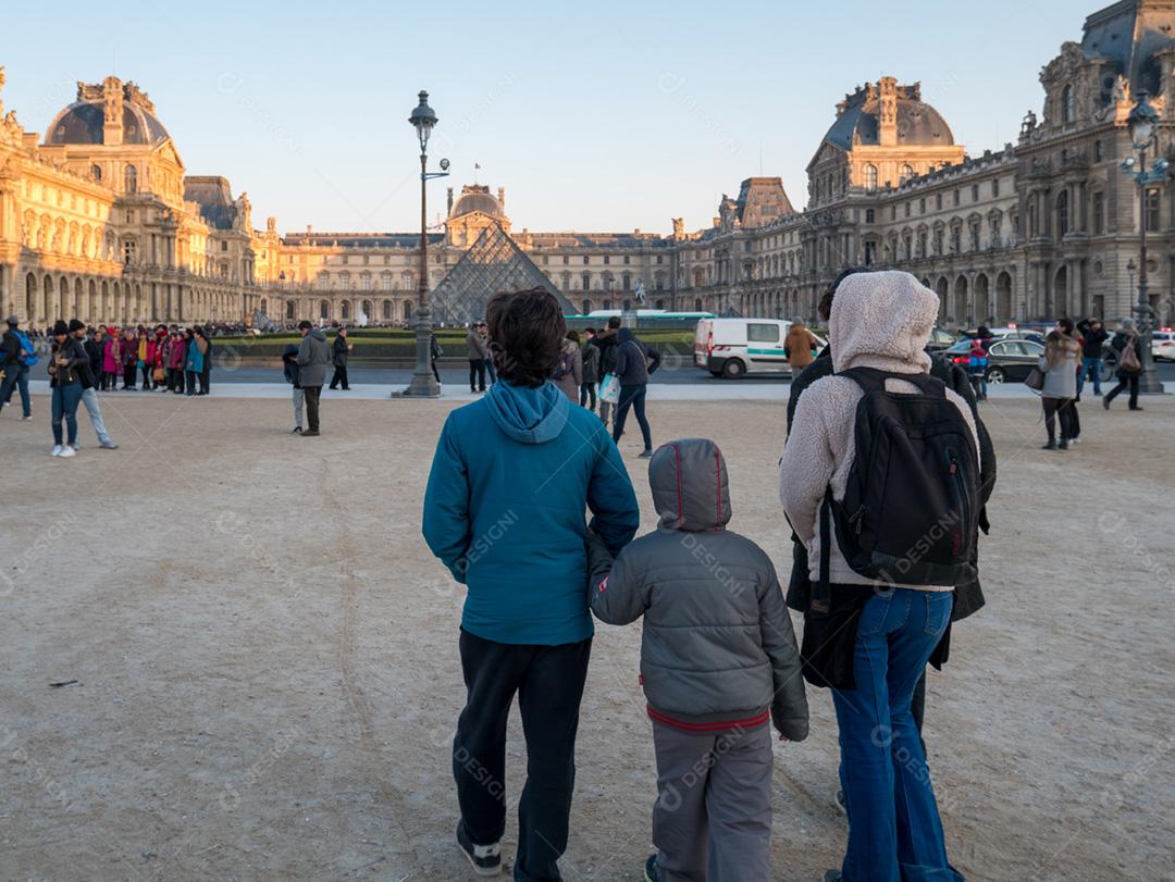 Paris, França - 4 de dezembro de 2016: Vista da família andando nas ruas de Paris..