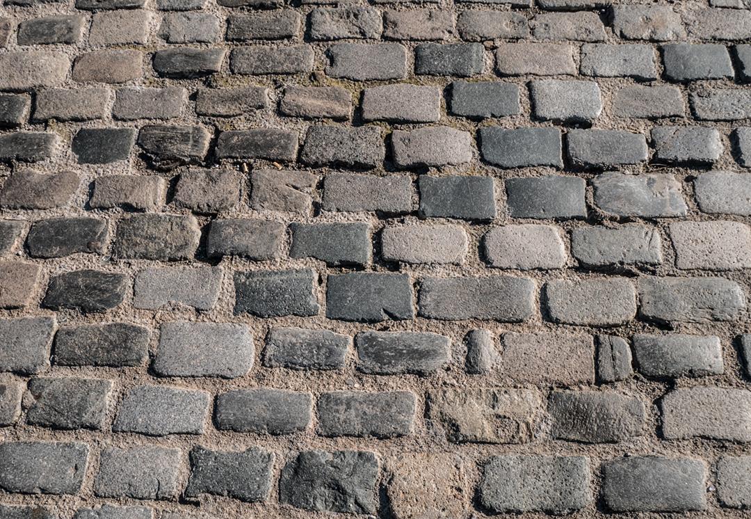 Rua velha feita de tijolos de telha