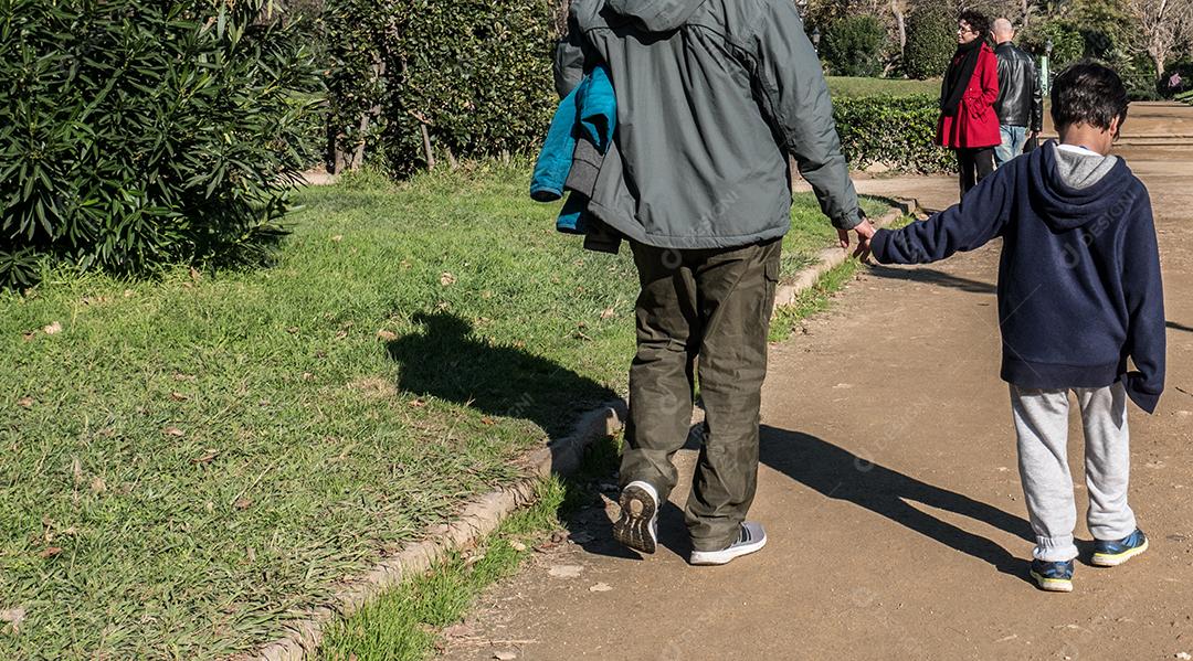 Vista de uma família no parque ciutadella.