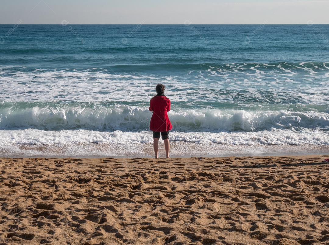 Meditação de mulher olhando para o mar.