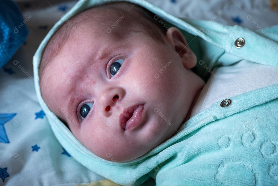 Tiro próximo de uma menina de olhos azuis.