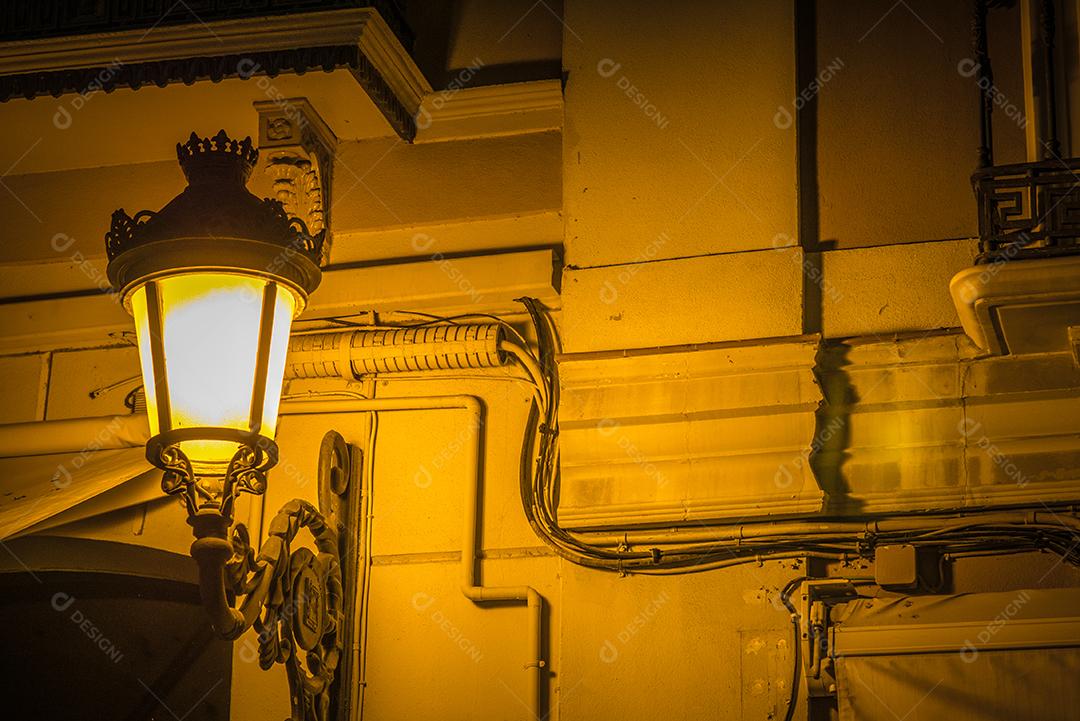 Perto da lâmpada de rua à noite,