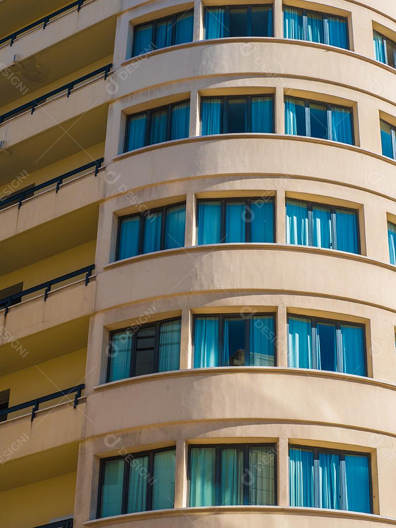 Vista de uma fachada de edifício.