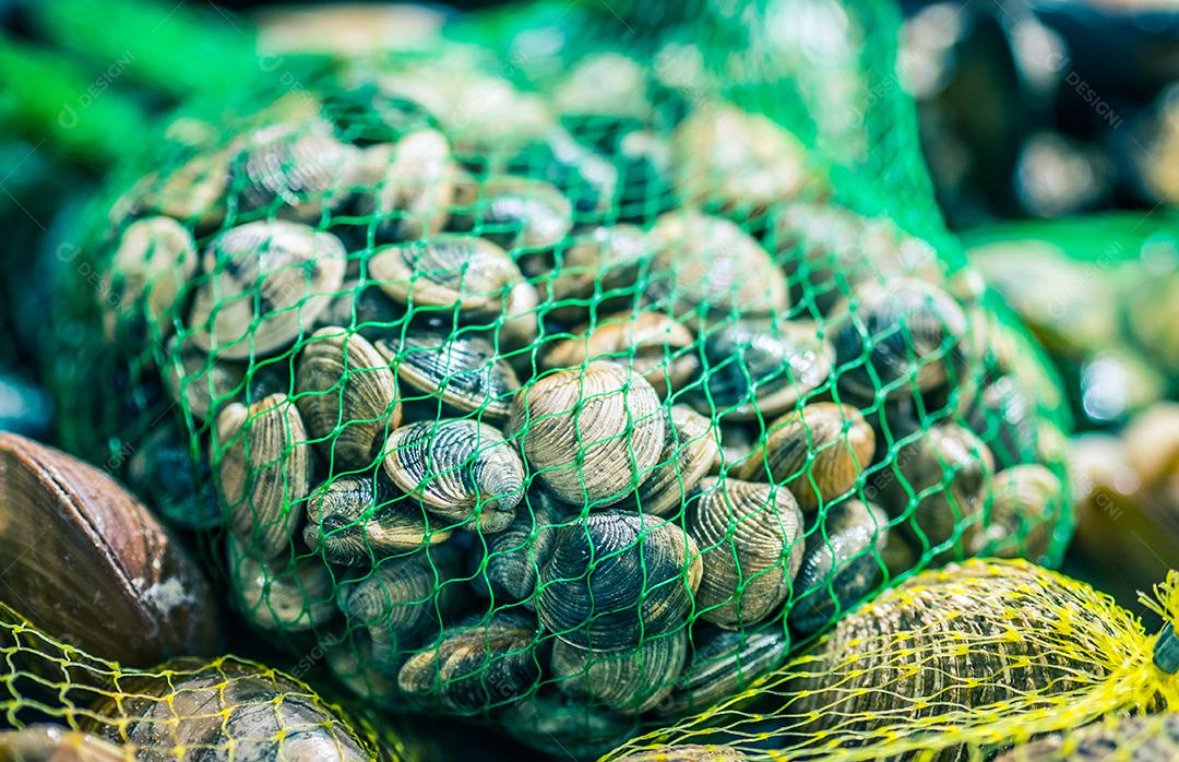 Rede cheia de mexilhões no mercado de frutos do mar.