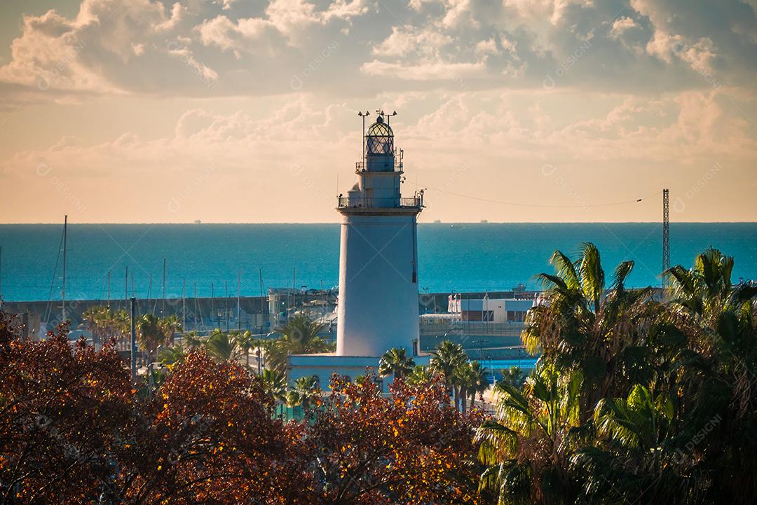 Vista do porto de málaga com algumas árvores em primeiro plano.