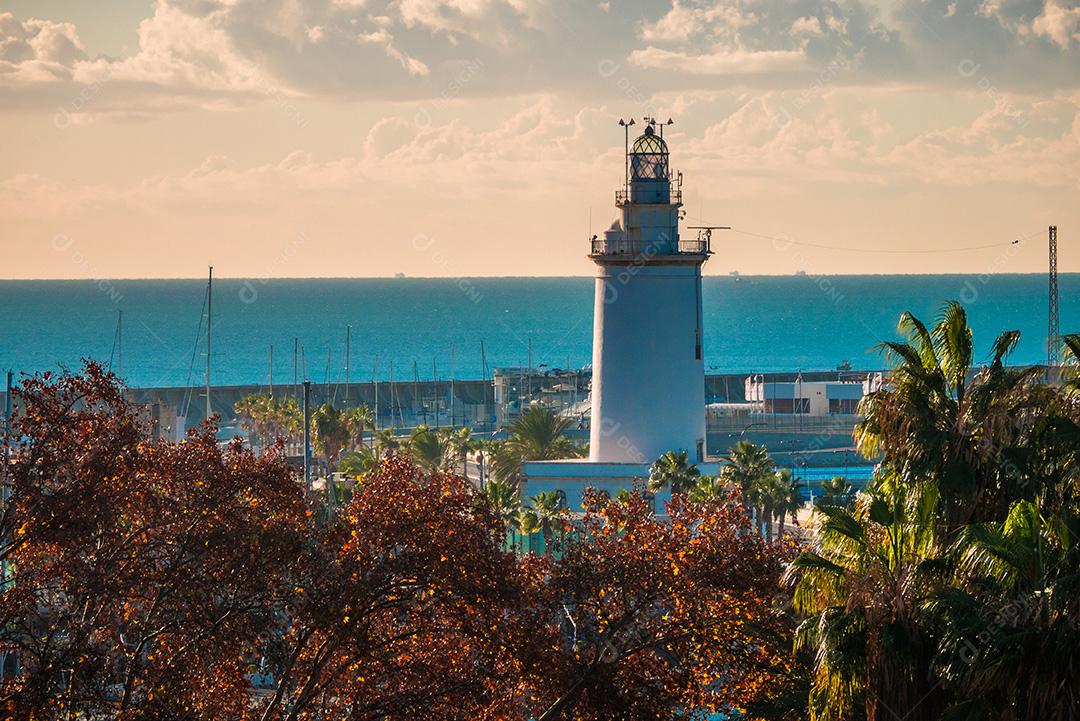 Vista do porto de málaga com algumas árvores em primeiro plano.