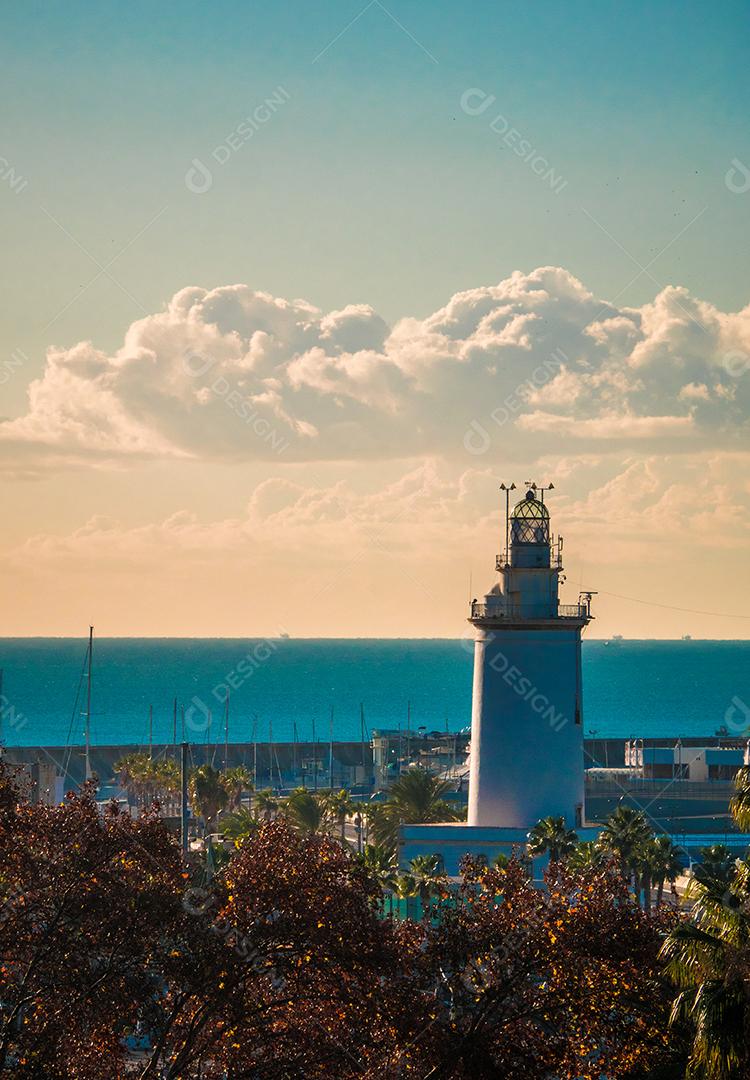 Vista do porto de málaga com algumas árvores em primeiro plano.
