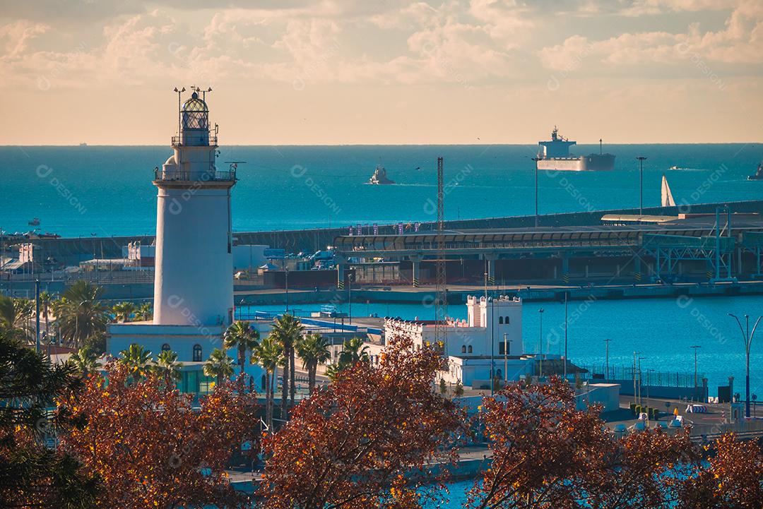 Vista do porto de málaga com algumas árvores em primeiro plano.