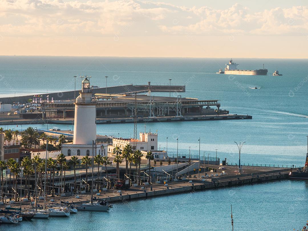 Vista panorâmica do porto de málaga.