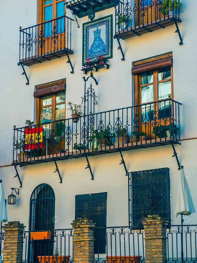 Fachada da casa com bandeira espanhola.